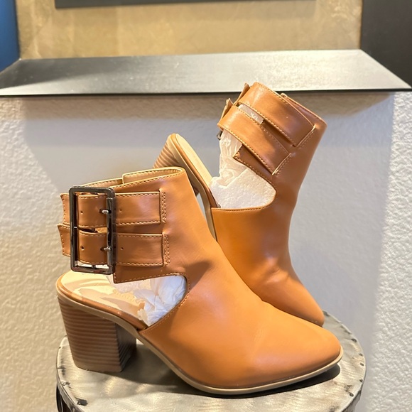 Lov Mark Shoes - Lov Mark| Agenda Twin Buckle Booties| Size 8